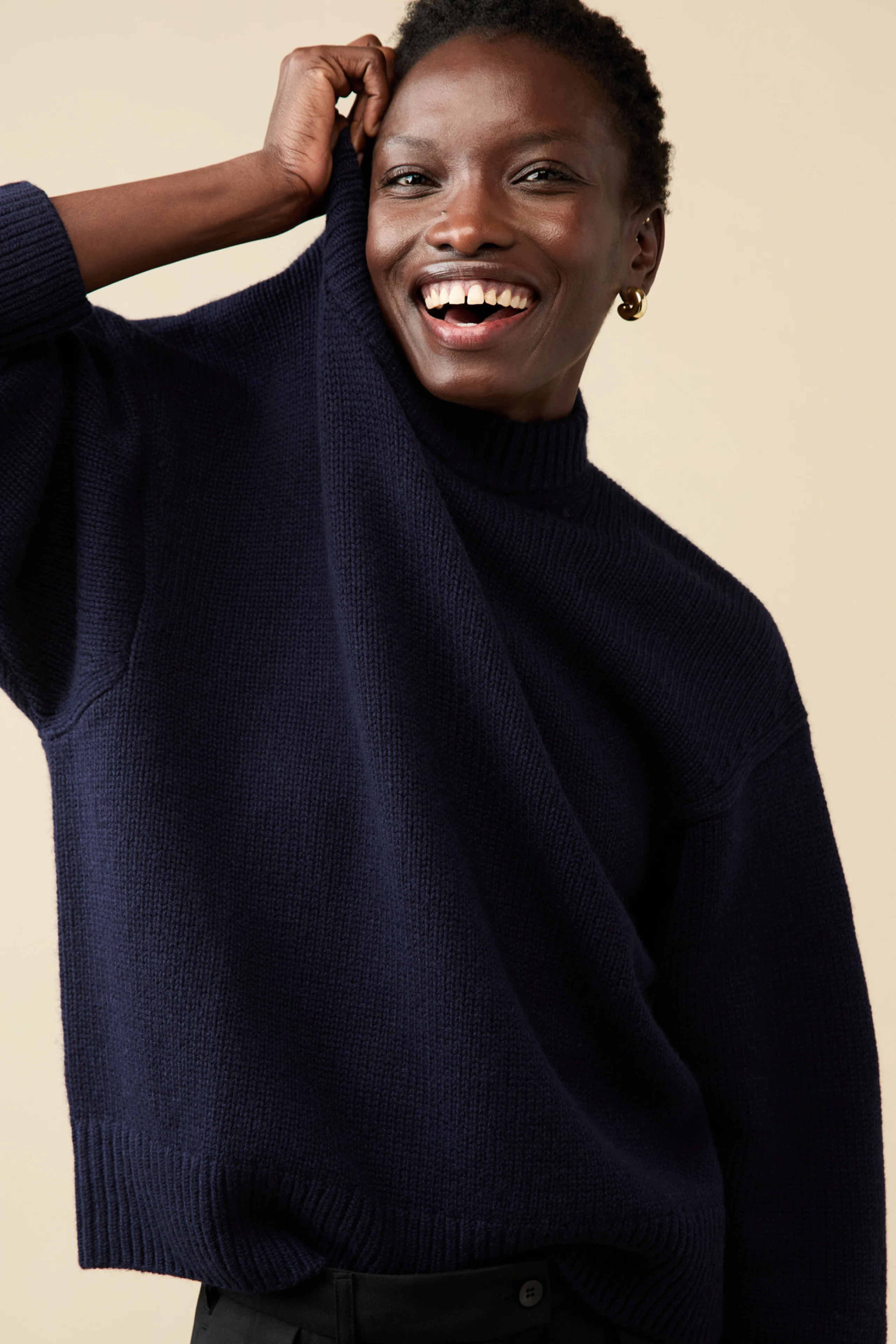 The Cashmere Signature Crew in Navy - Image 2