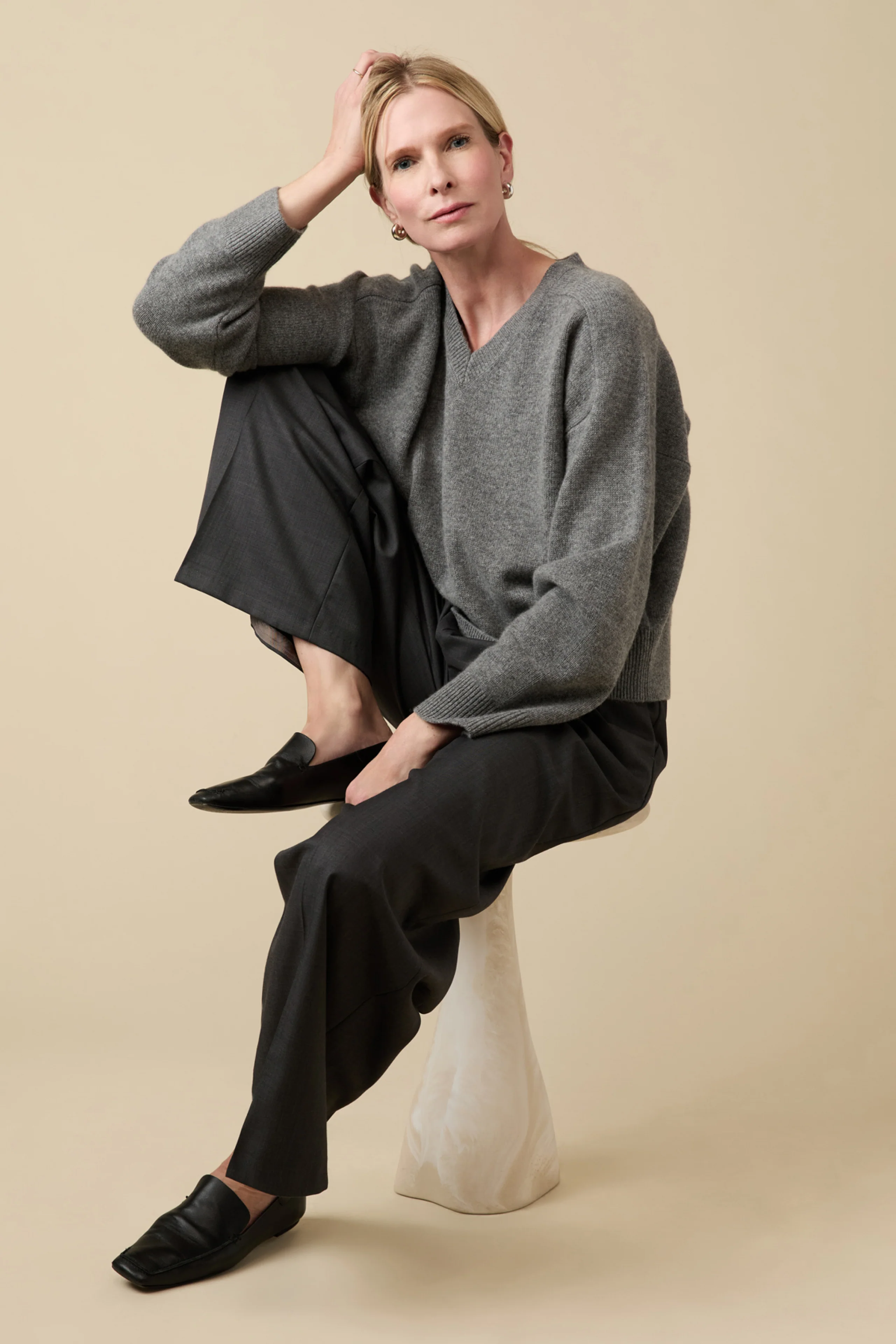 The Cashmere V-Neck in Heather Grey