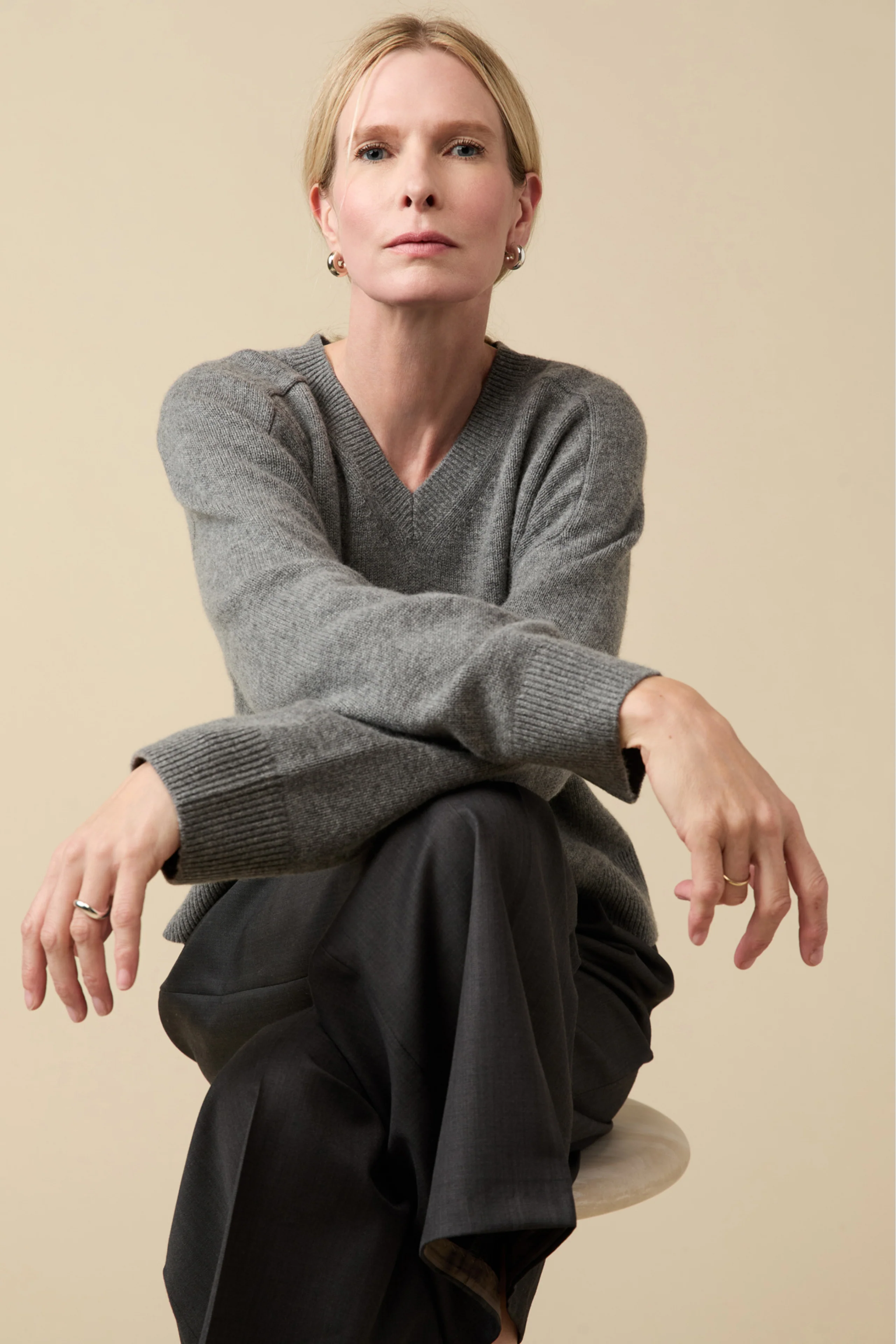 The Cashmere V-Neck in Heather Grey - Image 2